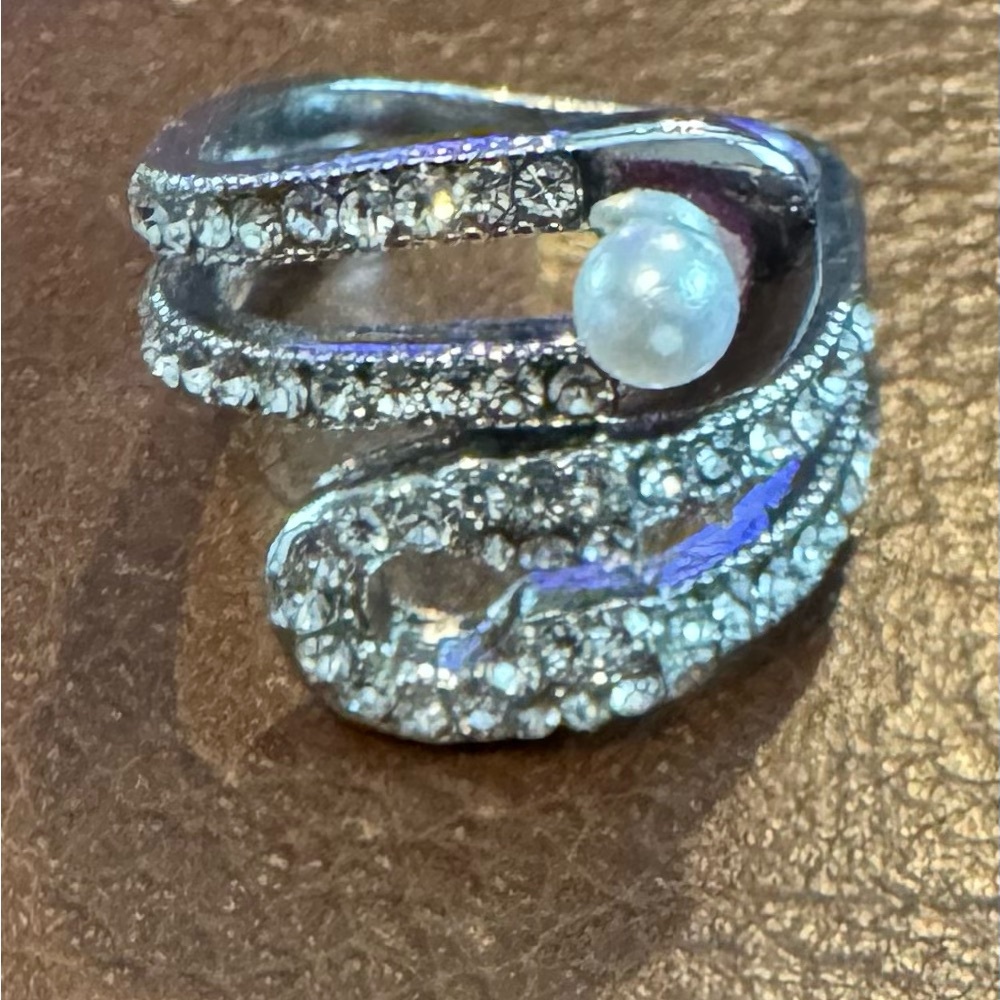 Glamorous Serpentine Silver Plated and White Gemstone Ring with Intricate Design - Picture 3 of 4